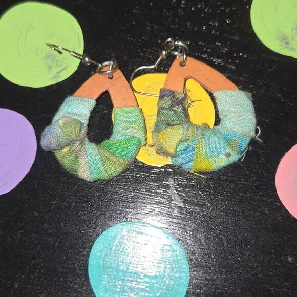 Matching necklace and earrings - Picture 2 of 3